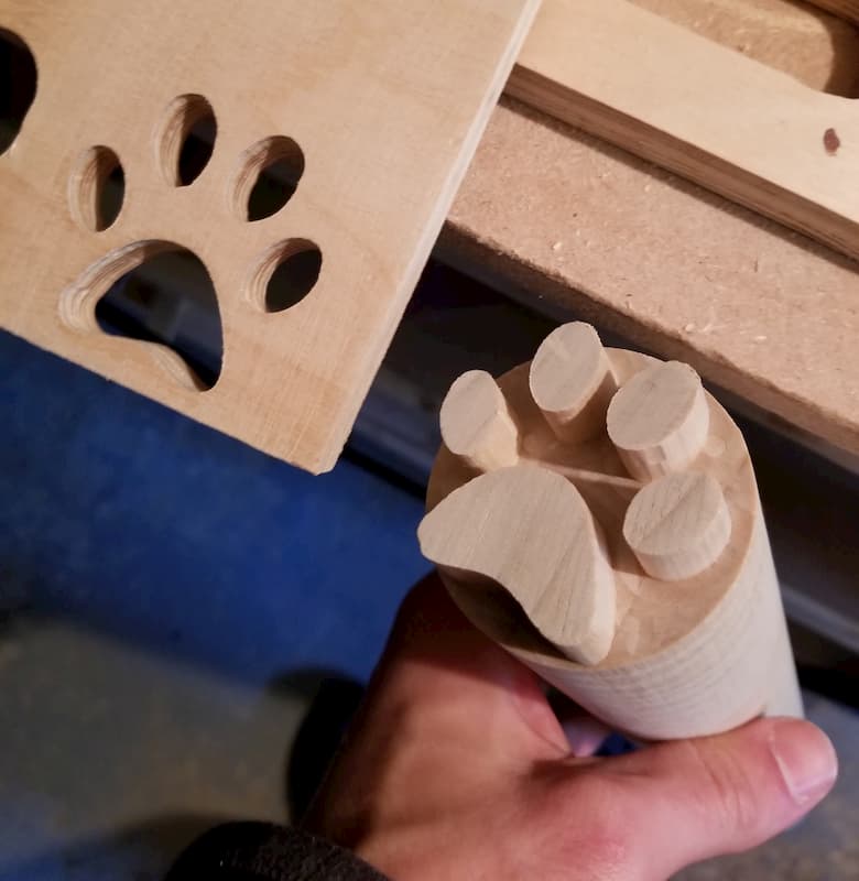 Paw-shaped mortise and tennon